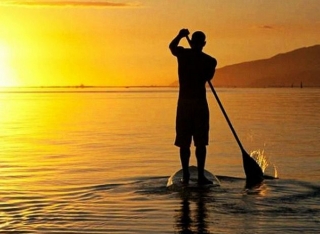 Paddle surf al atardecer en Barcelona